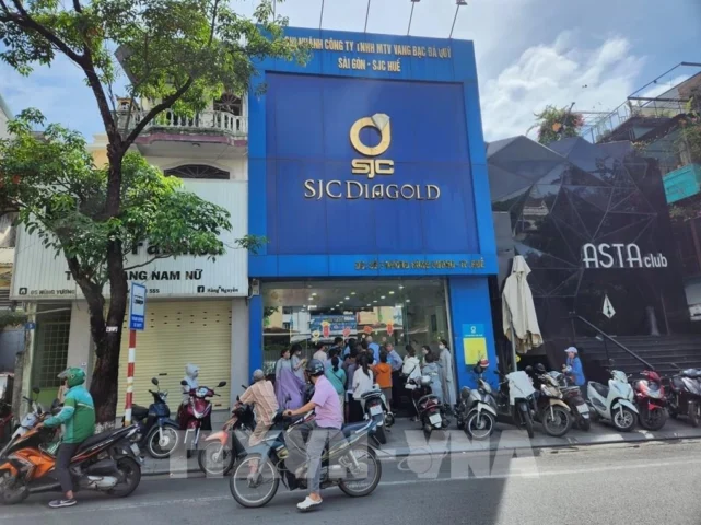 SJC Huế: Cập Nhật Giá Vàng Mới Nhất 2026 & Xu Hướng Đầu Tư Người dân thành phố Huế mua vàng bình ổn