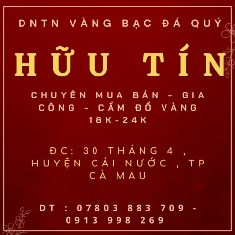 Người dân xem bảng giá vàng tại cửa hàng