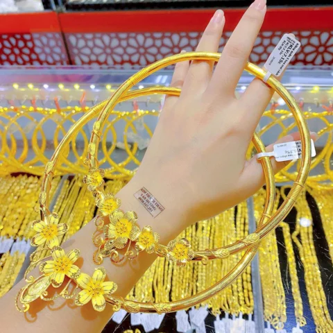 Người dân xem bảng giá vàng tại Kim Thành Thảo