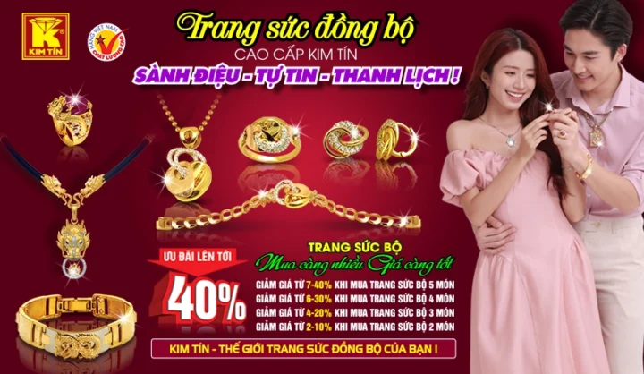 Người dân xem bảng giá vàng tại quầy giao dịch
