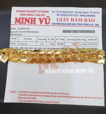 Giá Vàng Hôm Nay Tại Cần Thơ: Cập Nhật Mới Nhất 2026 Người dân xem bảng giá vàng tại tiệm vàng