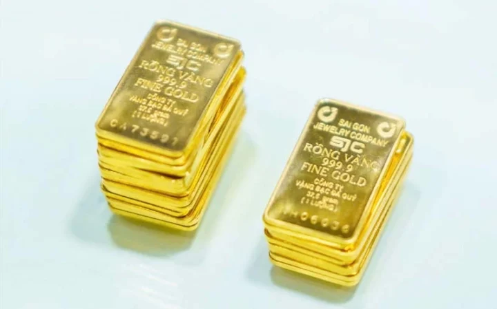 Người dân xem bảng giá vàng