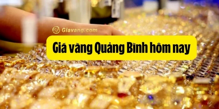 Người dân xem bảng giá vàng