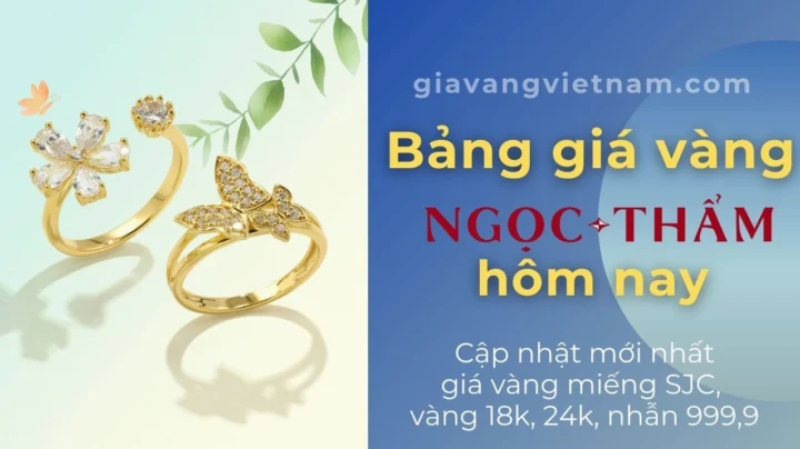 Người dân xem giá vàng tại cửa hàng Ngọc Thẩm Mỹ Tho Tiền Giang