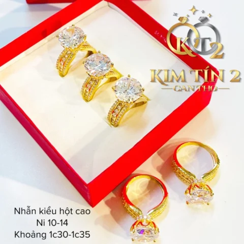 Người dân xem giá vàng tại cửa hàng