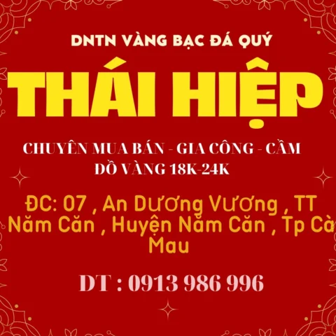 Giá Vàng Kim Hoàn Cà Mau Hôm Nay 2026: Dự Báo và Phân Tích Người dân xem giá vàng tại quầy giao dịch