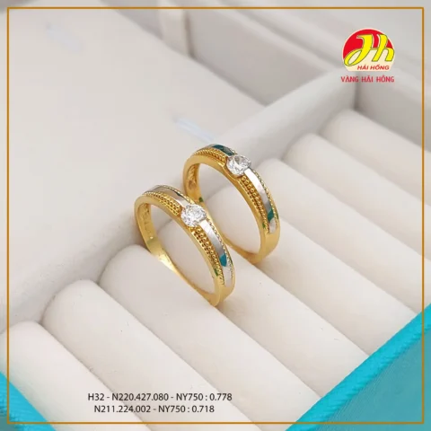 Người dân xem giá vàng tại tiệm vàng
