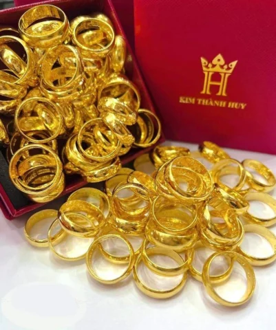 Người dân xem giá vàng