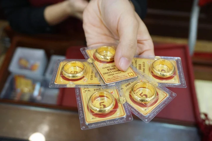 Người dân xem giá vàng