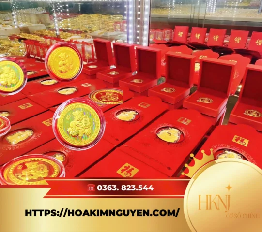 Giá Vàng Hoa Kim Nguyên 2026: Dự Báo Và Phân Tích Chuyên Sâu Người xem xét vàng tại cửa hàng