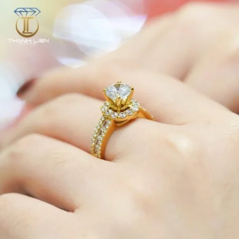 Nhẫn cầu hôn vàng 18K Đại Hoa Vàng Thành Liên