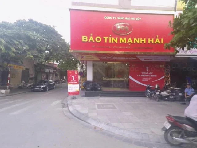 Bảo Tín Mạnh Hải Hà Đông: Định Vị Thương Hiệu Vàng Năm 2026 Nhân viên tư vấn chuyên nghiệp cho khách hàng lựa chọn trang sức