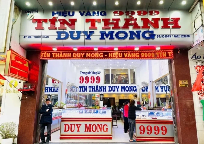 Nhân viên tư vấn tại tiệm vàng