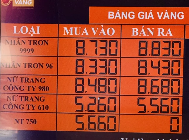 Niêm yết giá vàng tại tiệm vàng Kim Vinh