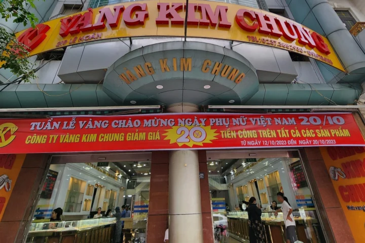 Thợ kim hoàn đang chế tác trang sức tinh xảo