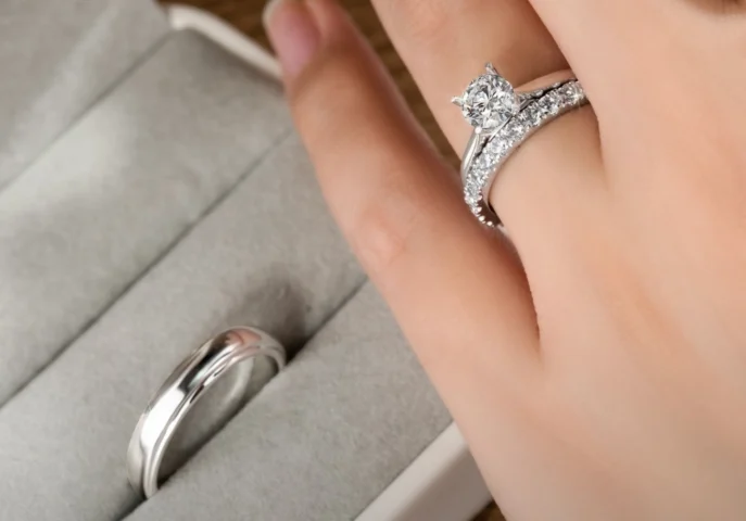Vàng trắng có dễ bị đen xỉn không?